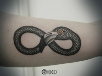 Татуировка знак бесконечности-змея