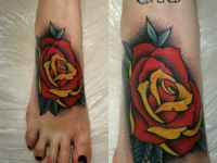 Татуировка роза на ступне