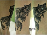 Татуировка рыба-кот на голени