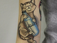 Татуировка кот с молоком на плече