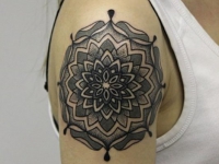 Татуировка узор на плече