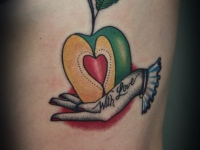 Татуировка половинка яблока на руке
