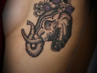 Татуировка голова слона с цветами