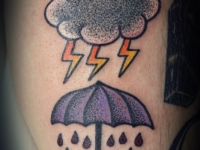Татуировка туча и зонтик