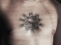 Татуировка сердца в руках на груди