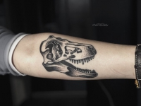 Татуировка черепа головы ящерицы на руке