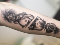Татуировка связанной женщины на руке