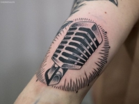 Татуировка микрофона на руке