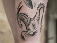 Татуировка козерога с хвостом рыбы на руке