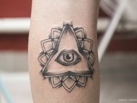 Татуировка глаза в треугольнике на руке