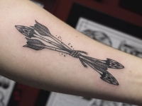 Татуировка трех стрел связанных веревкой на внутренней стороне предплечья