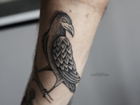 Татуировка в виде птицы на ветке