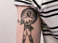 Татуировка мужчины готового к драке на руке