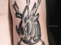 Татуировка сердца пробитого стрелами на руке