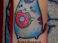 Татуировка кот с пончиком