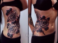Татуировка розы на боку