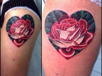 Татуировка роза на бедре