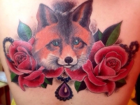 Татуировка лисица в розах на спине