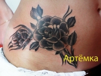 Татуировка роза на боку