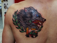 Татуировка волк на лопатке