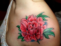 Татуировка роза на груди