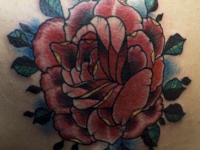 Татуировка роза на лопатке
