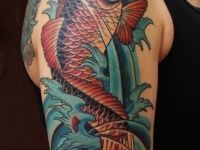Татуировка золотая рыбка на плече
