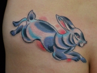 Татуировка заяц на плече