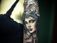 Тату голова гепарда на голове девушки