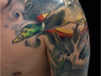 Татуировка утка на плече