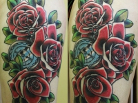 Татуировка розы с часами