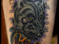 Татуировка волк на бедре