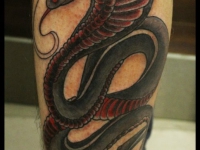 Татуировка змея на икре