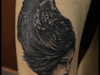 Татуировка девушка на бедре