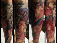 Татуировка змея с цветком на голеностопе