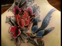 Татуировка птица с цветком на шее