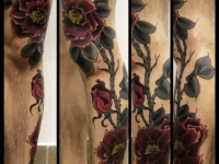 Татуировка цветок на ноге