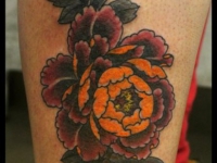 Татуировка цветок на икре