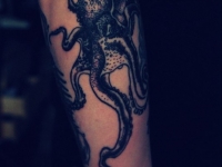 Татуировка осьминог на предплечье