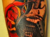 Татуировка гитара и роза