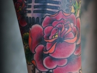 Татуировка микрофон с розой