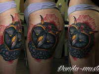 Татуировка сова на бедре
