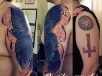 Татуировка птица на плече