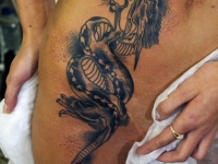Татуировка змей на боку