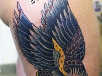 Татуировка орёл на бедре