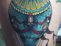 Татуировка воздушный шар на бедре