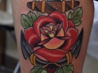 Татуировка цветок на бедре