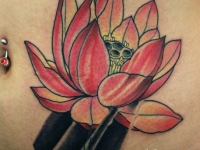 Татуировка цветок на животе