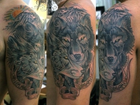 Татуировка волки на плече