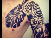 Татуировка белый тигр на плече